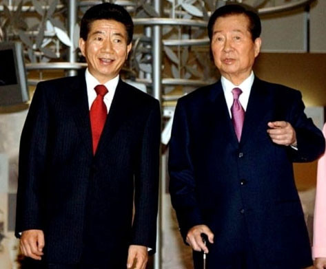 ▲ 노무현 전 대통령과 김대중 전 대통령이 만나 대화를 나누는 모습. ⓒ연합뉴스