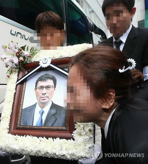 ▲ 지난해 7월21일 서울 구로동 고대구로병원에서 열린 노량진 배수지 수몰사고 희생자 합동 영결식에서 한 유가족이 고인의 영정 앞에서 오열하고 있다. ⓒ연합뉴스