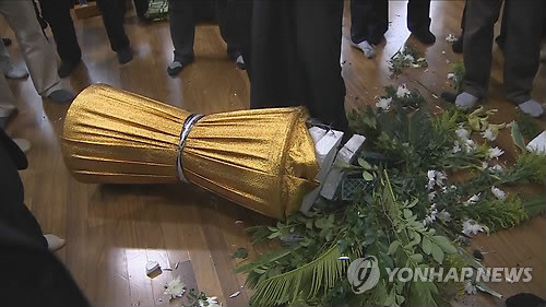 ▲ 서울 구로구 고려대구로병원에 마련된 노량진 배수지 수몰사고 희생자 합동분향소에 한 유족이 내던진 박원순 서울시장의 조화가 놓여있다. ⓒ연합뉴스