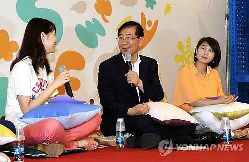 ▲ 지난해 7월2일 박원순 서울시장이 시청 라운지에서 열린 여성주간 기념식 희망토크쇼에 참석, 토크쇼를 진행하고 있다. ⓒ연합뉴스