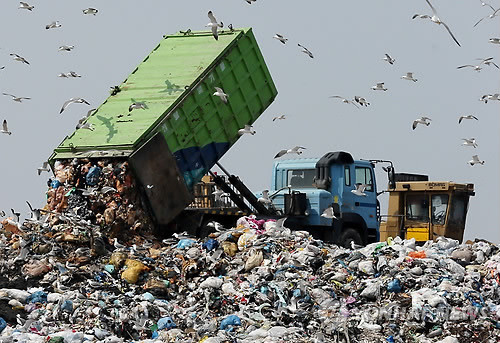 ▲ 인천시 서구 수도권매립지 제2매립장에서 서울, 경기 등 수도권에서 들어온 쓰레기가 쌓이고 있다. ⓒ연합뉴스