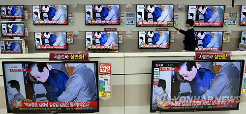 ▲ 북한 조선중앙통신이 지난 12일 특별군사재판을 열어 장성택 국방위 부위원장에 대한 사형을 판결하고 즉시 집행했다고 전한 13일 오전 서울 시내의 한 가전매장에서 장성택 처형 관련 뉴스가 나오고 있다.ⓒ 연합뉴스