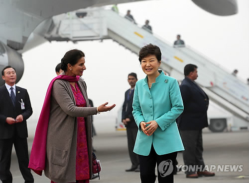 ▲ 인도를 국빈방문 중인 박근혜 대통령이 15일 인도 뉴델리 팔람 군사공항에 도착, 영접나온 프리닛 콜 외교부 국무장관(왼쪽)과 환담하고 있다. ⓒ 연합뉴스