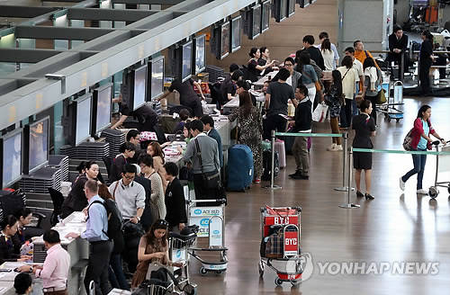 ▲ 연휴를 앞두고 인천공항 출국장이 여행객들로 붐비고 있다. ⓒ연합뉴스 제공