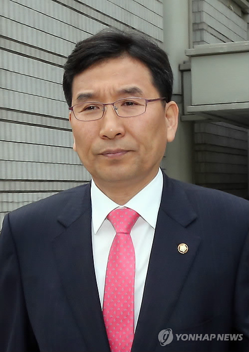 ▲ 신장용 민주당 의원이 대법원에서 당선무효형이 확정돼 의원직을 상실했다. 대법원 2부는 15일 제19대 국회의원 선거에서 선거운동 봉사자에게 금품을 제공한 혐의 등으로 기소된 신 의원에 대한 상고심에서 벌금 300만원을 선고한 원심을 확정했다.ⓒ연합뉴스