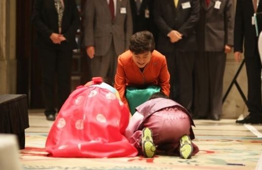 ▲ 15일(현지시간) 인도 뉴델리에서 열린 동포간담회에 참석한 박근혜 대통령에게 두 화동이 세배를 하고 있다. ⓒ 청와대 제공