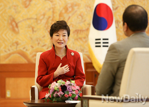 ▲ 박근혜 대통령이 지난 9일 청와대에서 인도 두르다르샨 TV 와 인터뷰를 하고 있다. ⓒ 뉴데일리