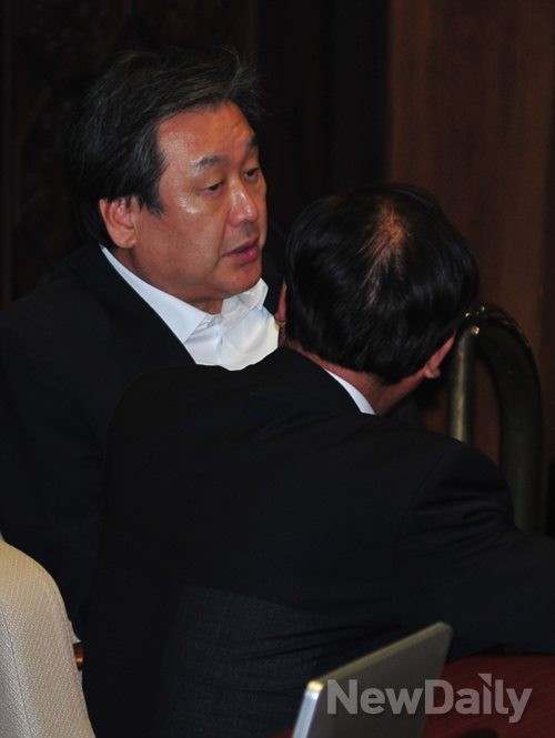 동료 의원과 대화를 나누고 있는 새누리당 김무성 의원. ⓒ이종현 기자