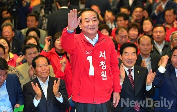▲ [10·30 국회의원 재보궐선거] 경기 화성갑에 출마한 새누리당 서청원 후보가 지난해 10월30일 화성시 봉당읍에 마련된 선거사무실에서 당선이 확실시 되자 당선소감을 밝히고 있다. ⓒ정상윤 기자