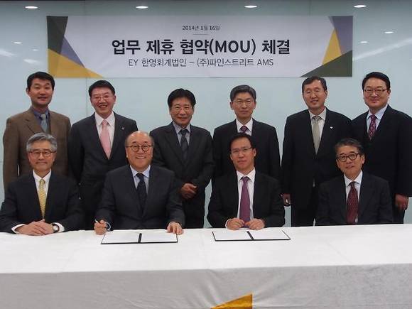 ▲ 1월 16일(목) 오후 여의도에서 EY한영 권승화 대표이사와 파인스트리트 김인수 대표이사가 업무 제휴 협약식을 가지고 참석자들과 기념촬영을 하고 있다.  아래줄: 국균 대표(EY한영), 권승화 대표이사(EY한영), 김인수 대표이사(파인스트리트 AMS), 윤영각 회장(파인스트리트 그룹)  ⓒEY한영