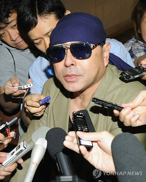 ▲ 후지모토 겐지가  기자들과 이야기하고 있다.ⓒ