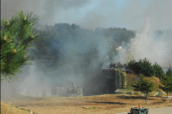 ▲ 2010년 11월 23일 북괴의 연평도 포격도발 당시 피격당한 해병부대 모습. [사진: 해병대 제공]