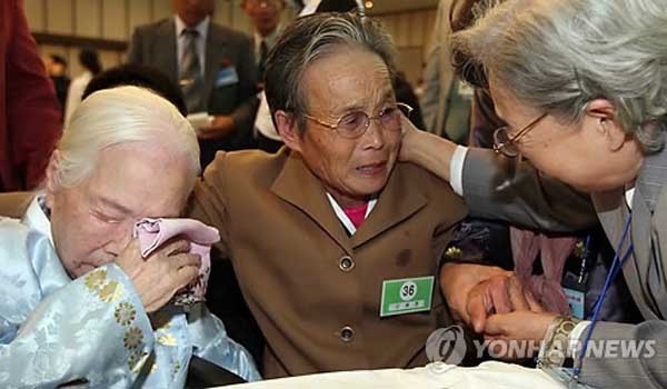 ▲ 2009년 9월 26일 금강산 휴게소에서 가족을 만나고 있는 이산가족들. [사진: 연합뉴스]