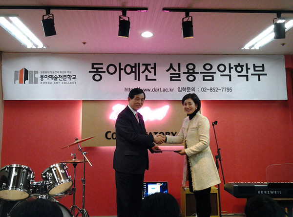 ▲ 왼쪽부터 하기수 학장, 이미정 학장ⓒPRJIN