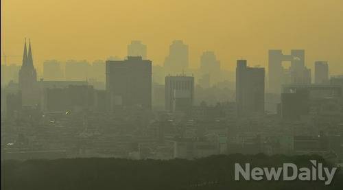 서울을 뒤덮은 미세먼지에 안개와 중국발 스모그가 겹쳐져 미세먼지 비상이 걸렸다. ⓒ 정상윤 기자