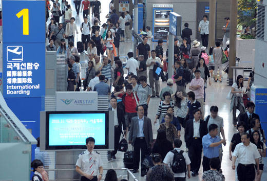 ▲ 휴가를 맞아 해외로 나가는 여행객으로 붐비고 있는 인천국제공항. ⓒ 연합뉴스