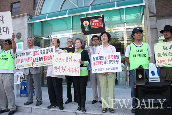 ▲ 오른쪽 2번째가 강재천씨다. 강씨는 서울 중국대사관 맞은 편 옥인교회에서 500여일간 탈북자 강제북송 반대운동을 펼쳤다.  ⓒ 뉴데일리DB