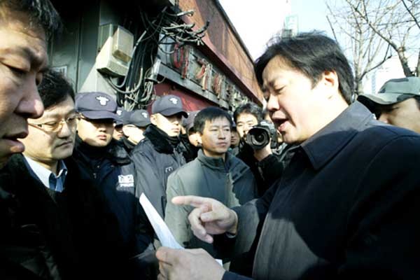 ▲ 과거 위세가 대단했던 민주주의민족통일전국연합 사무실을 찾아 항의서한을 전달하는 봉태홍 대표의 모습. 그는 아스팔트 우파의 대표적 리더였다.