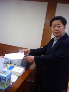 ▲ 과거 위세가 대단했던 민주주의민족통일전국연합 사무실을 찾아 항의서한을 전달하는 봉태홍 대표의 모습. 그는 아스팔트 우파의 대표적 리더였다.