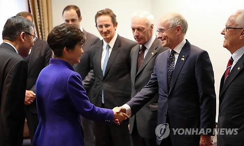 ▲ 스위스를 국빙방문중인 박근혜 대통령이 19일 오후(현지시간) 베른의 한 호텔에서 장 쟈크 요스 스위스-한국협회장(악수하는 사람) 등과 악수하며 인사하고 있다. 이 자리에는 다리오 쿠스터 스위스-한국협회 명예회장, 크리스티안 바서팔렌 스위스-한국의원친선협회장, 마르틴 센 주 취리히 명예영사, 롤프 뤼티 스위스-한국문화협회장, 우어스 루스텐베르거 스위스-아시아 상공회의소장 등이 참석했다. ⓒ 연합뉴스