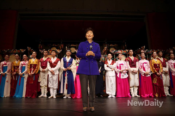 ▲ 스위스를 국빈 방문 중인 박근혜 대통령이 19일(현지시각) 스위스 관계자들과 코리아 판타지 공연을 관람하고 있다. ⓒ  뉴데일리 (청와대 제공)