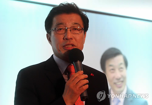 ▲ 이재선 전 의원이 지난해 12월 5일 대전 서구 오페라웨딩에서 열린 자신의 책 '꿈 도전 열정' 출판기념회에서 인사말을 하고 있다.ⓒ연합뉴스