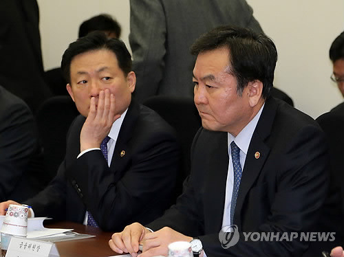 ▲ 신제윤 금융위원장(오른쪽)이 20일 국회에서 열린 신용카드사 개인정보유출 사고 대책 당정협의에서 굳은 표정으로 김기현 새누리당 정책위의장의 모두발언을 경청하고 있다. ⓒ연합뉴스