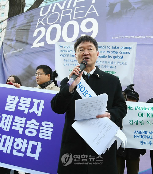 ▲ 2009년 탈북자 강제북송 반대 시위에 참가한 서석구 변호사 ⓒ 연합뉴스