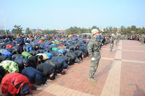 ▲ 20일 입영한 해병대 제1181기 신병들이 부모님께 큰 절을 올리고 있다. [사진: 해병대 제공]