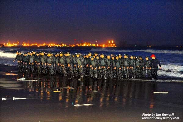 ▲ 신병교육 5~6주차에는 '지옥주'와 유사한 극기주 훈련을 받는다. 사진은 해병 특수수색대 교육 중 지옥주 모습. [사진: 해병대 공식블로그 날아라 마린보이]