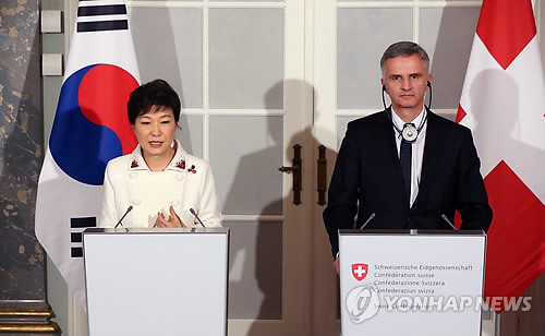 ▲ 스위스를 국빈 방문중인 박근혜 대통령이 20일 오후(현지시간) 연방재무부 청사에서 디디에 부르크할터 스위스 대통령 겸 외교부 장관과 공동 기자회견을 하고 있다. ⓒ 연합뉴스