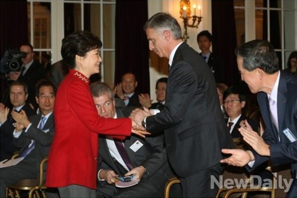 ▲ 박근혜 대통령과 디디에 부르크할터 스위스 대통령이 20일 오후(현지시간) 한-스위스 경제인 포럼에 참석, 인사를 나누고 있다.  ⓒ 뉴데일리(청와대 제공)