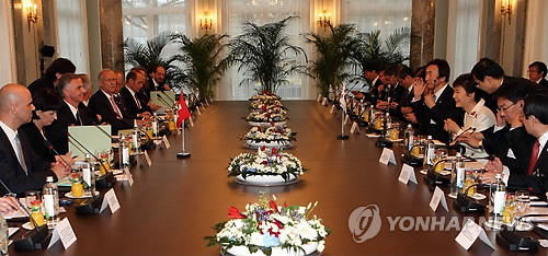 ▲ 박근혜 대통령과 디디에 부르크할터 스위스 대통령이 20일 오후(현지시간) 베른 연방 재무부 청사에서 양국 정상회담을 하고 있다 ⓒ 연합뉴스