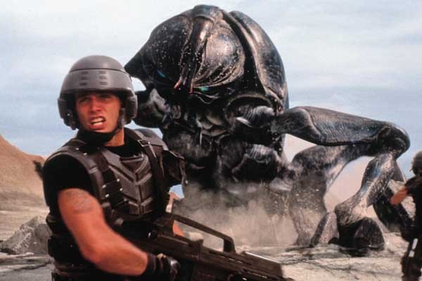 ▲ 1997년 개봉한 영화 '스타십 트루퍼스'의 한 장면. 영화는 원작과 달리 병사들이 '장갑강화복'을 착용하지 않았다.