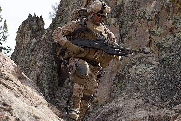 ▲ 록히드 마틴이 개발한 외골격 로봇 '헐크(HULC)'를 착용한 병사가 이동 중이다.