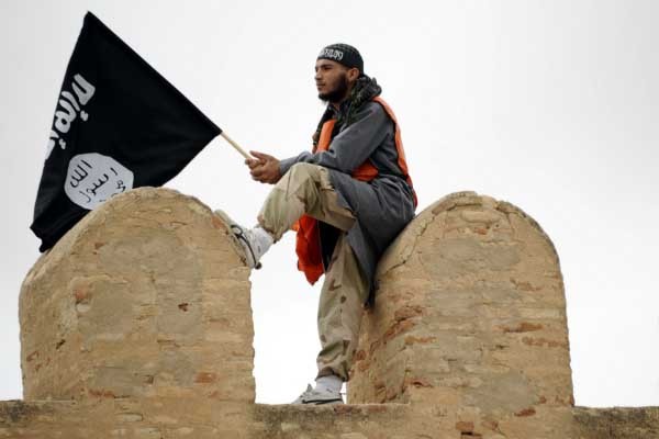 ▲ 자신들의 깃발을 들고 있는 안사르 알 샤리아 튀니지 조직원. [사진: 안사르 알 샤리아 홍보화면 캡쳐]