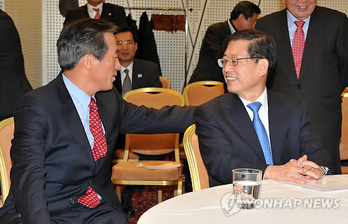 ▲ 2022년 월드컵 축구대회 유치에 나선 김황식 국무총리가 지난 2010년 12월 1일 스위스 취리히 메리어트호텔에서 프레젠테이션 준비를 하며 정몽준 국제축구연맹(FIFA) 부회장과 대화하고 있다. ⓒ연합뉴스