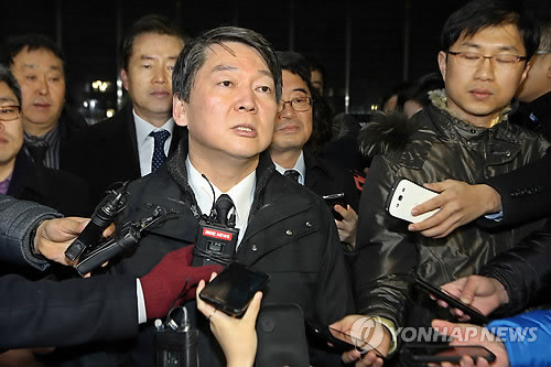 ▲ 무소속 안철수 의원이 21일 오전 제주 4·3 평화공원을 찾아 참배하고 나서 기자들의 질문에 답하고 있다. ⓒ연합뉴스