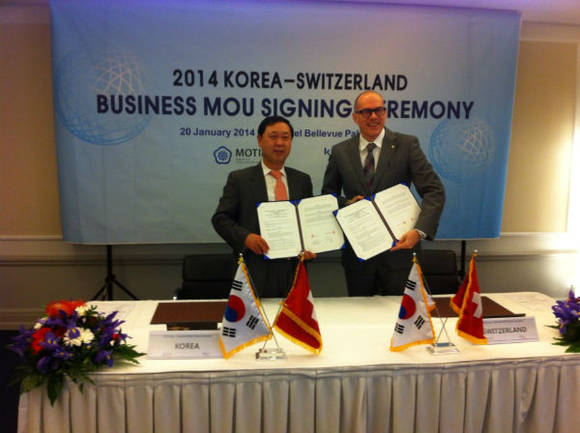 ▲ 한-스위스 MOU 체결 (왼쪽 한국관광공사 강기홍 사장직무대행, 오른쪽 스위스 관광청장 위르크 슈미트(Juerg Schmid))ⓒ관광공사 제공