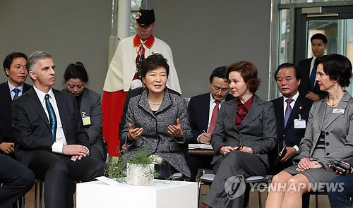 ▲ 스위스를 국민방문중인 박근혜 대통령이 21일 오전(현지시간) 베른의 상공업 직업학교를 방문, 학생들의 실습교실을 참관한뒤 열린 간담회에서 소감을 말하고 있다. ⓒ 연합뉴스