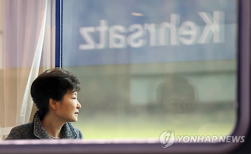 ▲ 박근혜 대통령이 21일(현지시간) 전 세계 100여 국가의 정·재계 및 학계 리더 2천500여 명이 참석하는 세계경제포럼(WEF) 제44차 연차 총회(일명 다보스 포럼)에 참석하기 위해 전용열차에 탑승한 뒤 창문 밖을 바라보고 있다ⓒ 연합뉴스