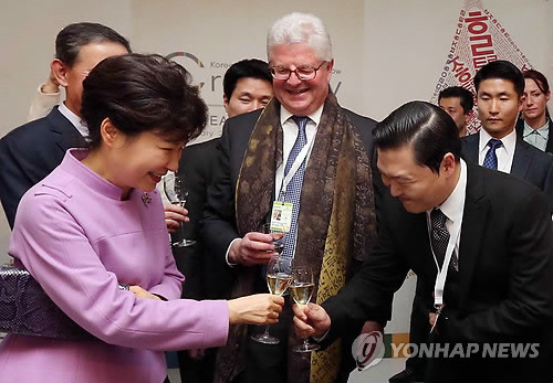 ▲ 스위스 국빈방문에 이어 제44차 WEF(세계경제포럼.다보스포럼) 연차총회 참석차 다보스에 도착한 박근혜 대통령이 21일 오후(현지시간) 스위스 다보스 벨베데레호텔에서 열린 '한국의 밤' 행사에서 월드스타 싸이와 건배하고 있다. ⓒ 연합뉴스