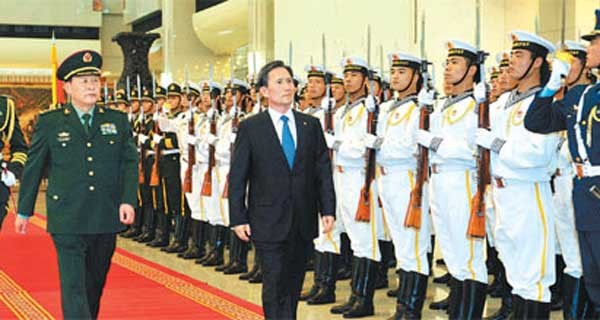 ▲ 과거 한중 국방장관 회담 당시 중국 인민해방군을 사열하는 김관진 국방장관.