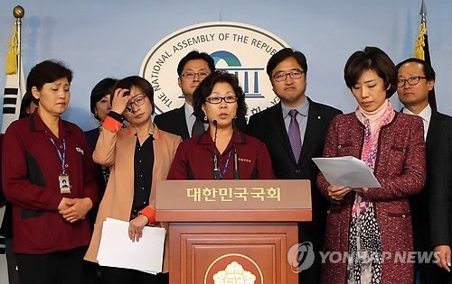 ▲ 민주당 을지로위원회 소속 의원들이 청소노동자 직접고용 약속을 이행하라는 내용의 기자회견을 하고 있다. 2013.12.2 ⓒ 연합뉴스DB