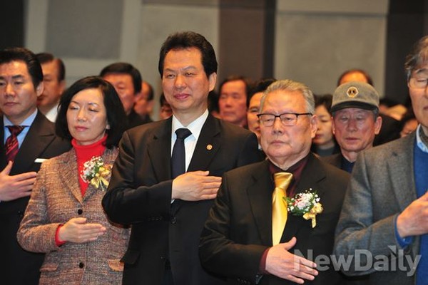 ▲ 서남수 교육부 장관과 이어령 배재대학교 석학교수(가운데 검은양복의 두 신사, 금색 넥타이를 한 노신사가 이어령 석학교수)ⓒ이종현