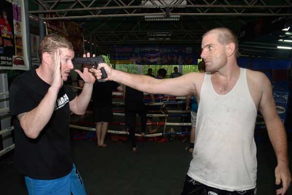 ▲ 크라브 마가 지도자 과정 관련 장면. 크라브 마가 고수의 경우 저렇게 총을 코끝에 겨눈 상태에서 총을 빼앗고 상대방을 제압한다고.