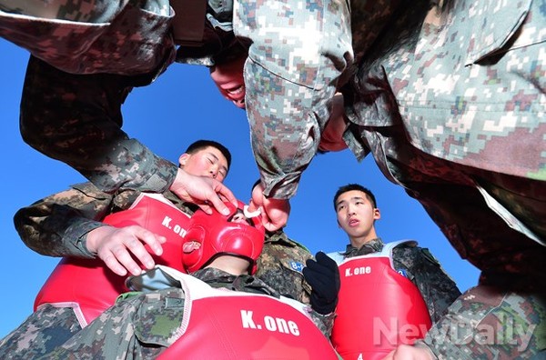 ▲ 크라브 마가 지도자 과정 관련 장면. 크라브 마가 고수의 경우 저렇게 총을 코끝에 겨눈 상태에서 총을 빼앗고 상대방을 제압한다고.