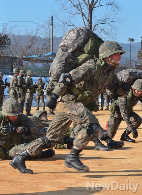 ▲ 크라브 마가 지도자 과정 관련 장면. 크라브 마가 고수의 경우 저렇게 총을 코끝에 겨눈 상태에서 총을 빼앗고 상대방을 제압한다고.