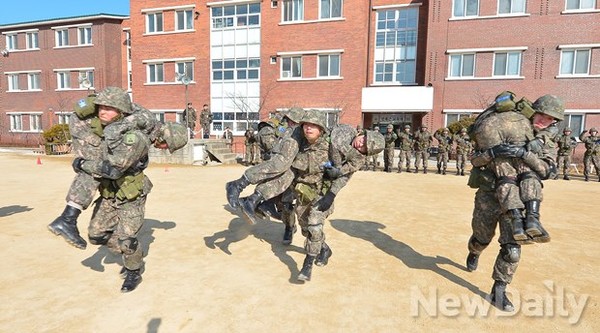 ▲ 크라브 마가 지도자 과정 관련 장면. 크라브 마가 고수의 경우 저렇게 총을 코끝에 겨눈 상태에서 총을 빼앗고 상대방을 제압한다고.