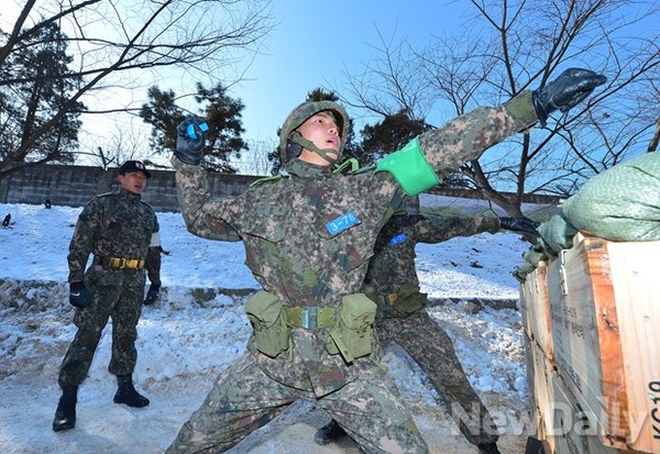 ▲ 크라브 마가 지도자 과정 관련 장면. 크라브 마가 고수의 경우 저렇게 총을 코끝에 겨눈 상태에서 총을 빼앗고 상대방을 제압한다고.